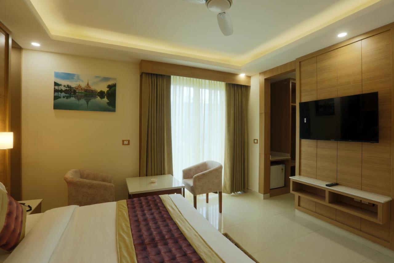 Hotel Sakura By Maps Gurgaon Ngoại thất bức ảnh